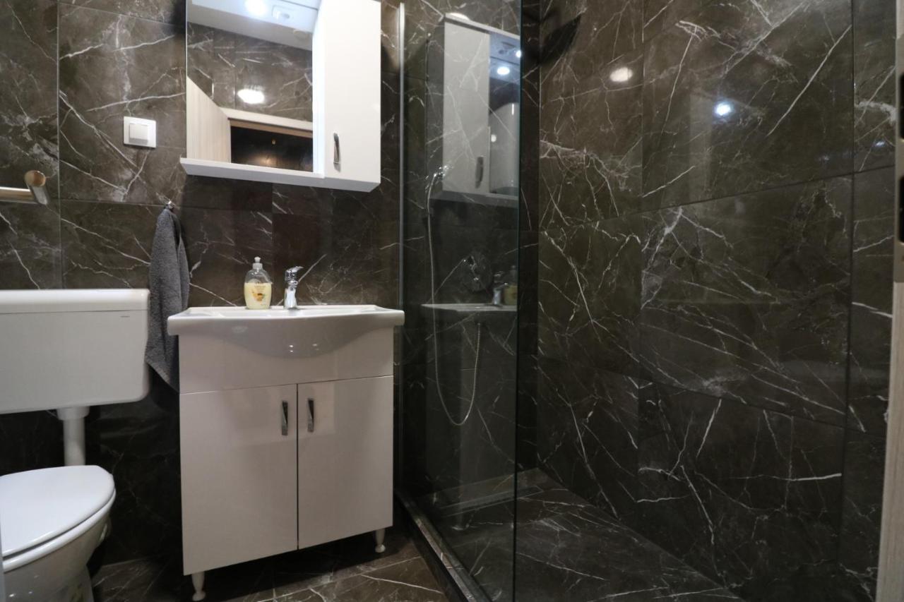 Sneky Apartment Пула Екстериор снимка