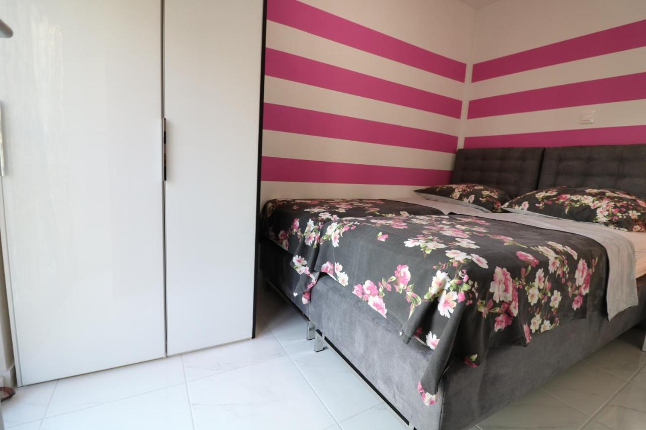 Sneky Apartment Пула Екстериор снимка