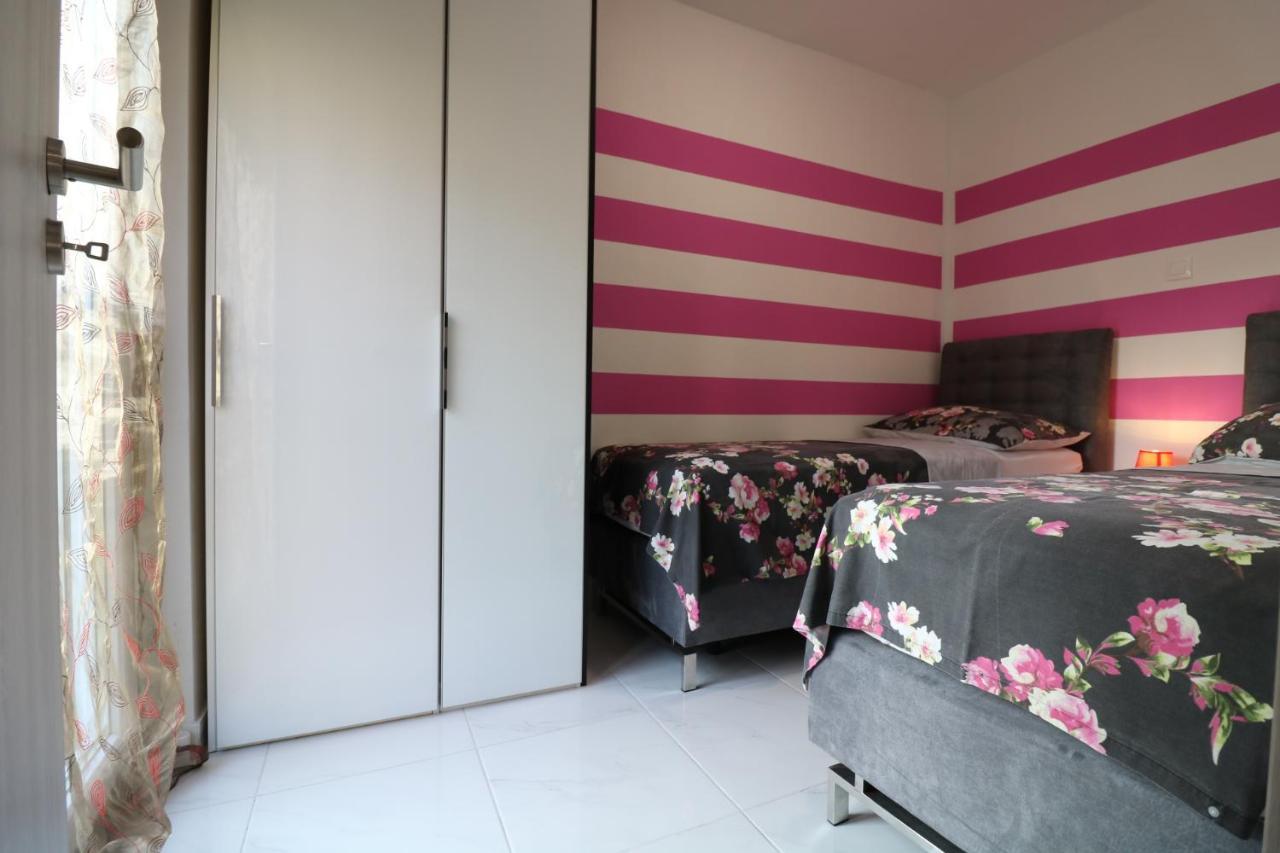Sneky Apartment Пула Екстериор снимка