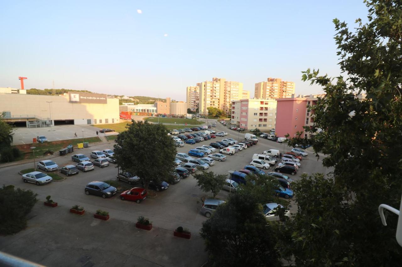 Sneky Apartment Пула Екстериор снимка