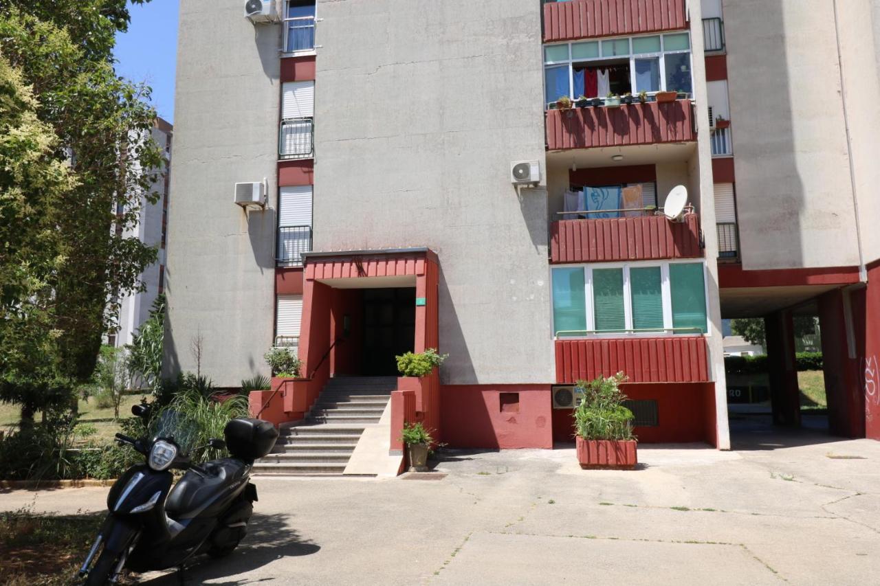 Sneky Apartment Пула Екстериор снимка